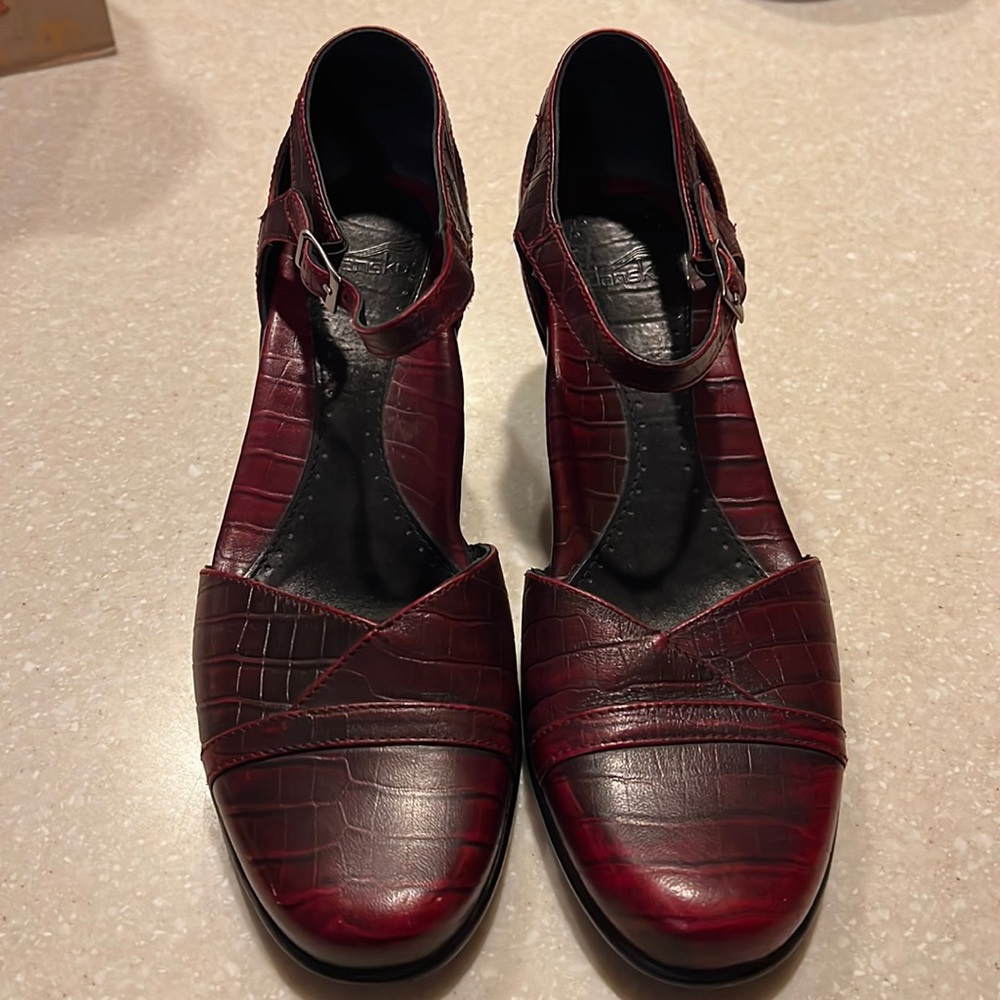 Dansko Roxy Croc Embossed Mary Janes Heels Closed Toe Pumps Size 38/Size 8